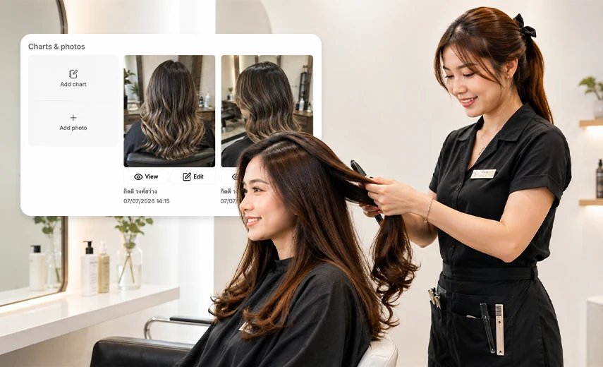 ช่างจัดผมให้ลูกค้าในร้าน พร้อมการ์ดประวัติลูกค้าใน SalonX ที่เก็บรูปก่อน–หลังไว้กับร้าน