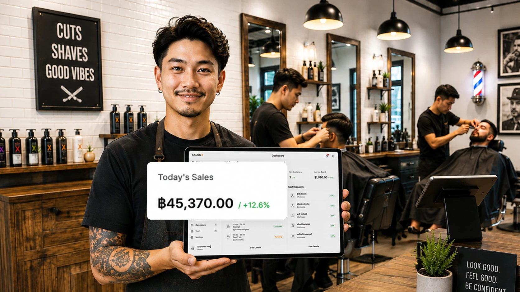 เจ้าของร้าน Barber กับหน้าจอ SalonX แสดงคิววันนี้และยอดของทีมช่าง