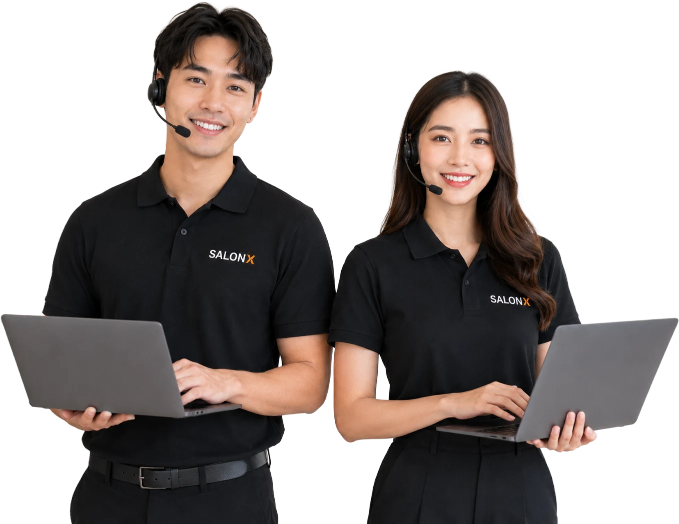 ทีมงานดูแลลูกค้าของ SalonX สองคนสวมเฮดเซ็ตและถือแล็ปท็อป พร้อมรับเรื่องจากร้าน
